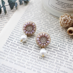 ビーズ刺繍＊雫パールが揺れるくすみピンクflowerピアス