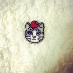 イチゴ猫🍓🐱ビーズ刺繍ブローチ