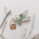 鳥に運んでもらう猫の刺繍ブローチ