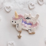 ユニコーンに乗る猫の刺繍ブローチ＊パープル系
