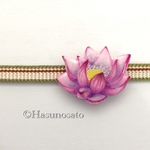 ピンクの蓮 の 帯留め/ブローチ 【陶器風 石塑粘土アクセサリー】 蓮華 ロータス Lotus 夏の花