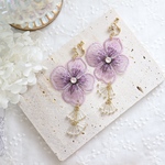 オーガンジー刺繍の紫のお花と硝子のシャンデリアネジバネイヤリング（ピアス変更可）
