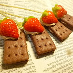 *限定再販*ネックレス(ショコラクリームサンドビスケット×いちご)*50センチチェーン*