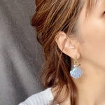 色が変わるオーロラシェルイヤリング/ピアス ٭❀*光の角度でオーロラカラーに 揺れる大人可愛く華やかに 淡い色合いの貝殻