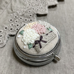 刺繍 ピルケース 小物入れ　花かごの刺繍