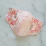 エレガントでバラ刺繍が美しいレースのマスク