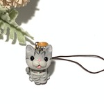 お座り猫ちゃん（サバトラ③）ストラップ
