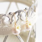コットンパールと小さな黄色いお花のピアス
