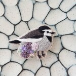 ハクセキレイとお花刺繍ブローチ【受注制作】
