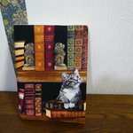 qoo様オーダー品：USA生地　本棚ネコ柄のコミックサイズ本カバー