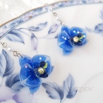 揺れる胡蝶蘭のピアス(royal blue/ロイヤルブルー)