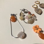 ［orange］スネークチェーン 天然石ピアス / アシンメトリーピアス　　天然石　うねうね　オリジナル　一点ものピアス　ロングピアス　アレルギー対応　カラフル