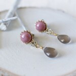 ＊石の魅力をまとう＊落ち着いたピンク色のシリシャスシストと柔らかい色合いのグレーオニキスのスタッドピアス＊チタンポスト＊イヤリングに変更可能