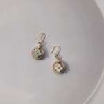 ヌメ革と小花のピアス