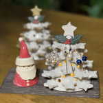 陶器のクリスマスツリーのイヤリング飾り&小さいサンタ&揺らぎのLEDライト&木製台付き【お買い得4点セット】
