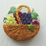 【ぶどうのバスケット】刺繍ブローチ 38mm