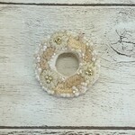 No,833【送料無料】ビーズ刺繍のドーナツ型ブローチ