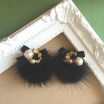 ふわふわファーとリボンビジューのイヤリング ピアス