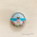 虹と浮き輪とハイビスカスの手刺繍ブローチ