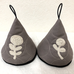 ミナペルホネン ボヌールお花の刺繍付き  三角鍋つかみ   グレー(茶色みのある濃い色)②ルクルーゼ☆ストウブ