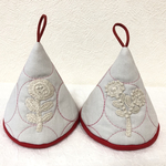 ミナペルホネン ボヌールお花の刺繍付き  三角鍋つかみ   ライトグレー  ルクルーゼ☆ストウブ
