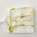 NEW⭐ プリーツマスク  【ミモザ】花柄 オフホワイト（ノーズワイヤー、フィルターポケット付きマスク　不織布マスクカバーにも）