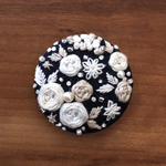 ビーズ刺繍くるみボタン（ヘアゴム/ブローチ）