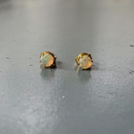 天然オパールの一粒ピアス