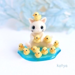 アヒルまみれにゃんこ
