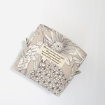 スクエアポーチ　ホワイトフラワー　ピンクベージュ