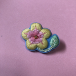 刺繍　お花のブローチ