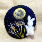 中秋の名月  羊毛フェルトと刺繍のブローチ