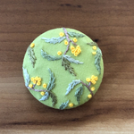 刺繍くるみボタン（ヘアゴム/ブローチ）