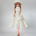 ジェニーちゃんのオフホワイトに花柄アイレット・レースのワンピース