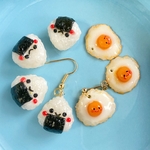 おにぎりと目玉焼きのピアス＊イヤリング＊食べ物＊フェイクフード🍙