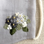 モノトーンのブーケ刺繍マスク　薄手薄いグレーリネンとダブルガーゼ　フィルターポケット付き　ノーズワイヤー入り　痛くならない柔らかな耳ゴム使用　[受注販売]