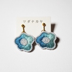 揺れる　お花の刺繍　イヤリング・ピアス　ブルー