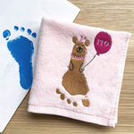敬老の日の贈り物【オーダーメイド】足形アートくまちゃんの刺繍タオル　H25cmW25cm