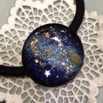 宇宙塗りレジン　猫が佇む夜空のヘアゴム