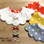 《選べるリボン！》お花刺繍×ドットのまんまるスタイ