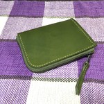カーキ色のヌメ革のL字財布