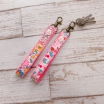 リバティ　パッチワーク　キーホルダー　ストラップ　ネオンピンク　チェリー