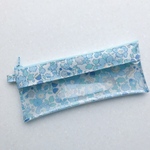 NEW♡リバティ「ベッツィ」（メルシー別注サックス）ペンケース♡クリアフラットポーチ  ラミネート＆PVC 20㎝ファスナー　歯ブラシケース