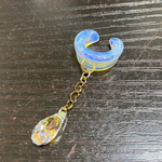 京セラオパール【イヤーカフ】ホワイトクリア青グリッター＋雫スワロフスキー 金具ゴールド（ハートチェーン使用）
