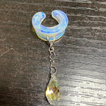 京セラオパール【イヤーカフ】ホワイトクリア青グリッター＋雫スワロフスキー 金具シルバー（ハートチェーン使用）