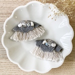 petal fringe ビーズ刺繍イヤリング　グレー