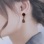 ＊石の魅力をまとう＊キャッツアイ効果が美しいタイガーアイとグレーオニキスのスタッドピアス＊チタンポスト＊イヤリングに変更可能＊金属アレルギー対応