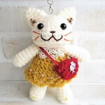お散歩猫さん☆2021～秋色ワンピ【白猫・マスタード】ストラップ