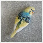 羊毛フェルト  セキセイインコ ブローチ（振り向き）黄×水色