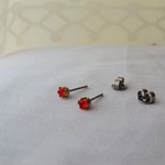 小さな小さなスタッドピアス（シャムレッド）